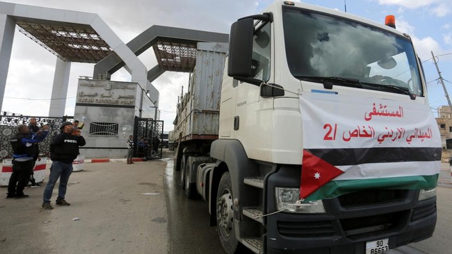 Direktur jenderal rumah sakit di Gaza, Mohammed Zaqout, mengatakan rumah sakit lapangan Yordania siap dibangun usai peralatan medis berhasil masuk Jalur Gaza.