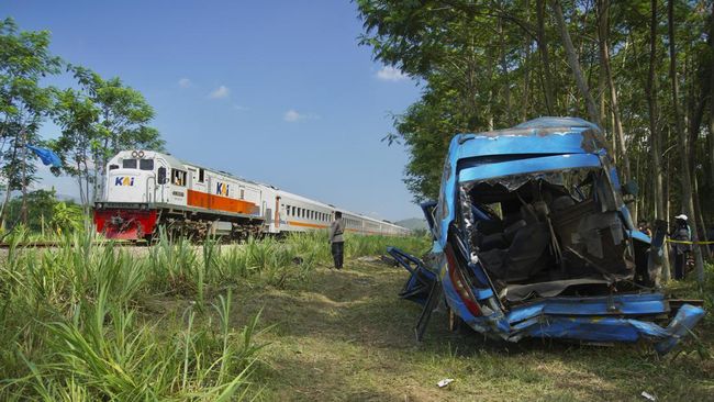 FOTO: Kecelakaan Maut KA Probowangi Tabrak Minibus di Lumajang