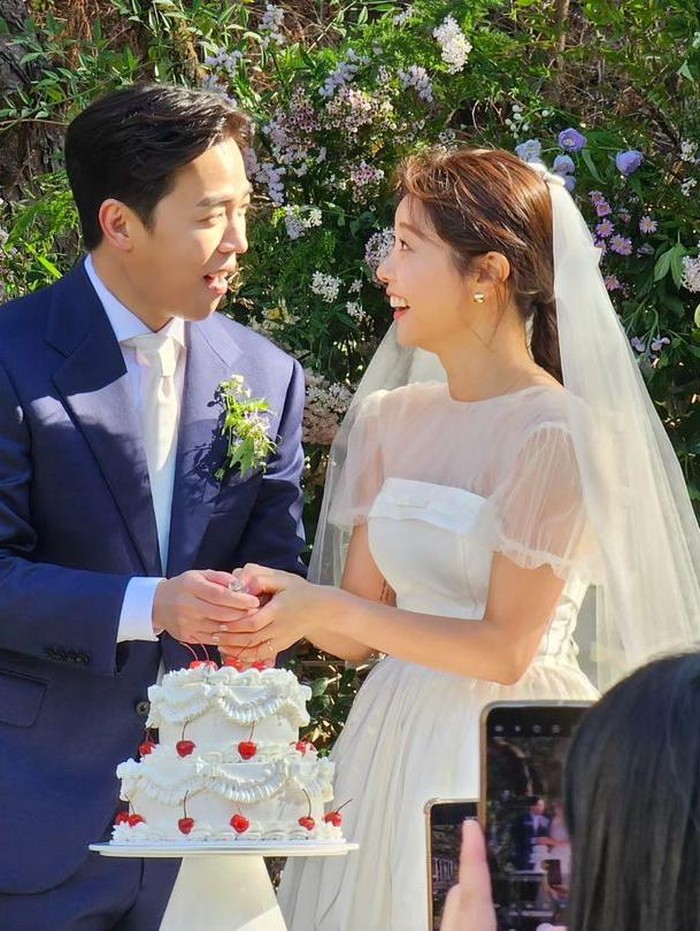 Dalam foto-foto yang beredar di internet, Lee Dong Ha dan Sojin tampil menawan sekaligus serasi di hari bahagia mereka, Beauties./ Foto: soompi.com