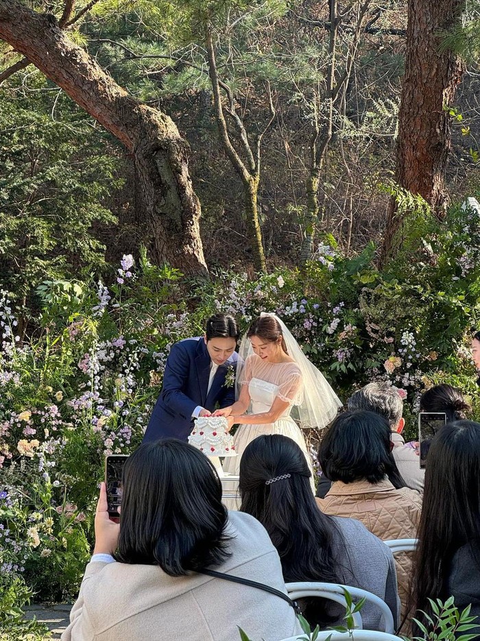 Pada Sabtu, (18/11) lalu, Sojin Girl's Day resmi menikah dengan Lee Dong Ha. Pasangan idol-aktris dan aktor tersebut melangsungkan pernikahan mereka di Seoul, Korea Selatan./ Foto: soompi.com