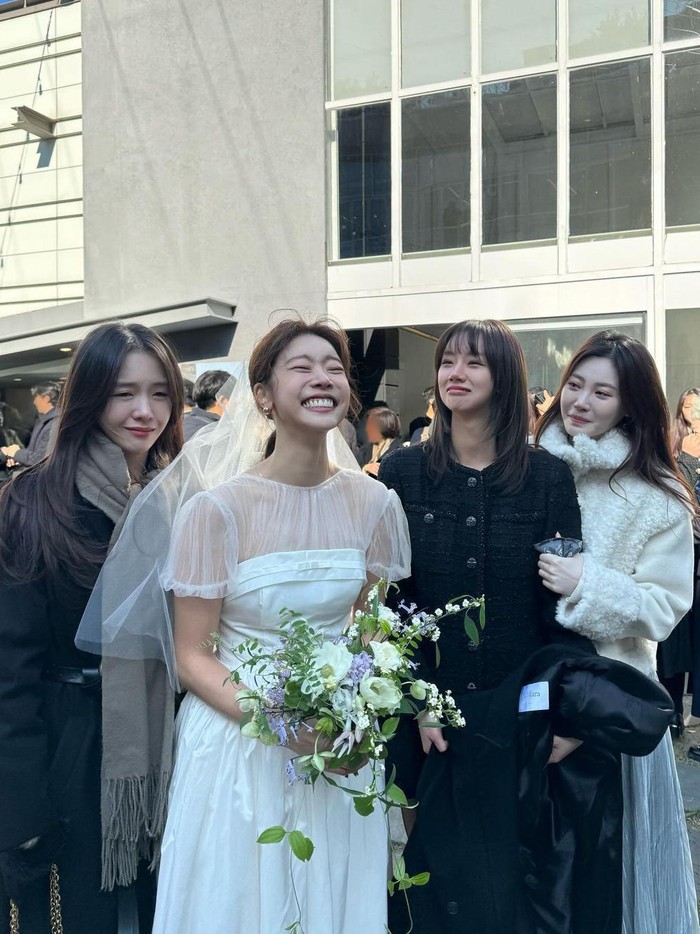 Raut bahagia hingga penuh haru pun terpancar di wajah-wajah menawan Sojin, Yura, Hyeri, dan Minah. Sekali lagi, selamat untuk pernikahan Sojin Girl's Day dan Lee Dong Ha!/ Foto: soompi.com