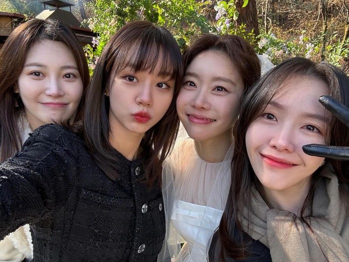Tak hanya itu saja, para member Girl's Day seperti Hyeri, Yura, hingga Minah turut menghadiri pernikahan rekan satu grup sekaligus sahabat mereka tersebut, Beauties./ Foto: soompi.com