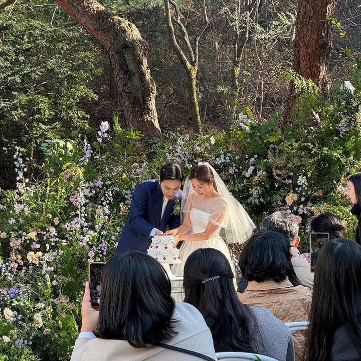 <p>Momen ketika keduanya memotong kue pernikahan juga turut menjadi perhatian. Pasalnya, keduanya tampak sangat lucu nan menggemaskan, diiringi pula dengan guratan senyuman yang tampak cantik. (Foto: Instagram @hyeri_0609)</p>
