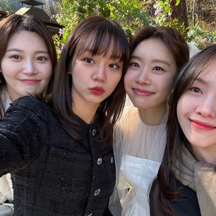 <p>Nah, para member Girl's Day juga ternyata hadir di pernikahan Sojin nih, Bunda. Momen bahagia semakin terukir melihat mereka kembali berkumpul dalam hari bahagia <em>leader</em>-nya. (Foto: Instagram @yura_936)</p>