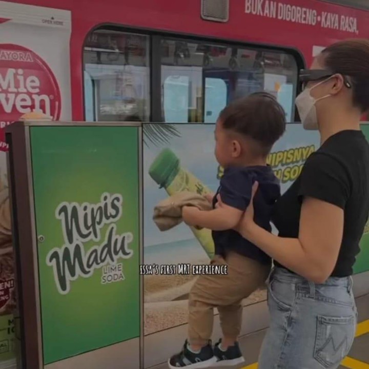 <p>Selain Irish, ada juga Nikita Willy yang mengajak anak semata wayangnya, Issa Xander Djokosoetono. Momen naik MRT bersama Issa itu diunggah oleh Nikita lewat akun TikToknya, Bunda. "Issa pengalaman pertama naik MRT," tulis Nikita sebagai keterangan videonya. (Foto: Instagram@nikitawillyofficial94)</p>