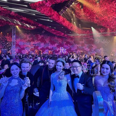 7 Foto Pernikahan Luar Biasa Mewah Pasangan Kaya Raya dari Surabaya