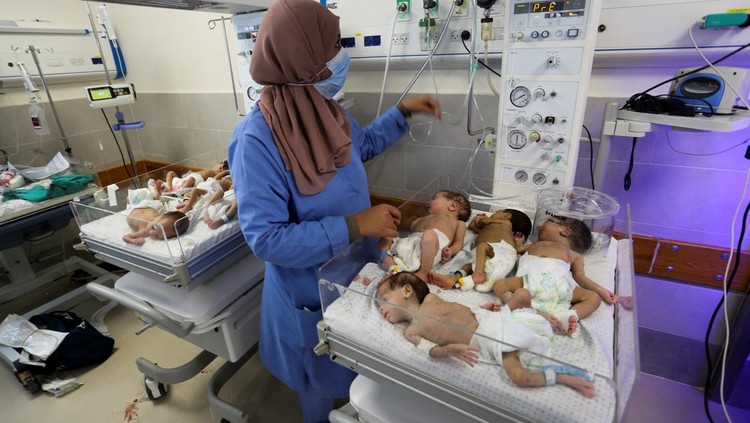 A premature baby which was evacuated from an incubator in Al Shifa Hospital in Gaza City is fed as it receives treatment at a hospital in Rafah, in the southern Gaza Strip, November 19, 2023. REUTERS/Hatem Khaled     TPX IMAGES OF THE DAY