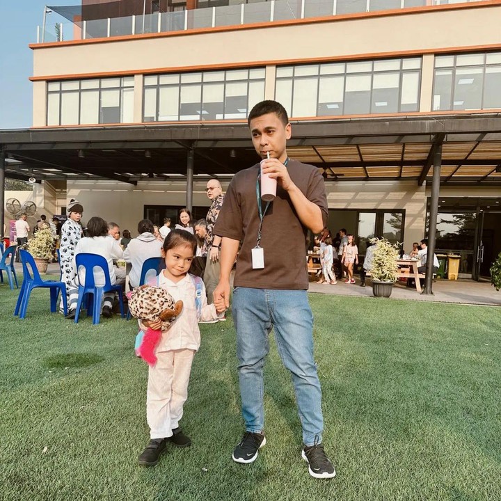 <p>Raditya Dika menyempatkan diri untuk mengantar jemput anak sulungnya, Alea, ke sekolah. Komika satu ini juga tidak segan menemani Si Kecil menghadiri acara, lho. "Hari ini Kakak Alea pakai piyama ke sekolah," ungkap Ayah dua anak ini dengan emotikon tertawa. (Foto: Instagram: @raditya_dika)</p>