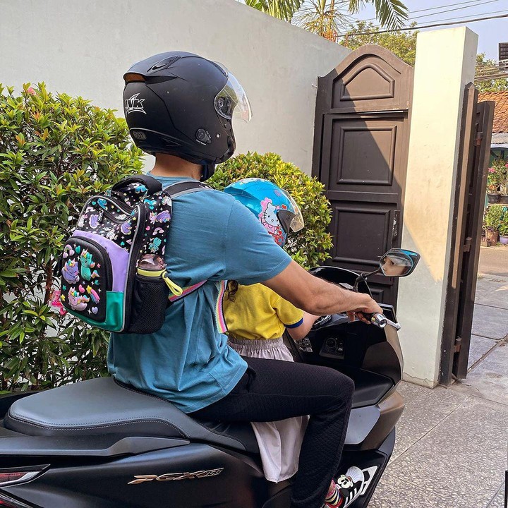 <p>Anak ketiga Teuku Wisnu, Cut Shafiyyah Mecca Al Fatih, sudah mulai bersekolah. Wisnu pun dengan senang hati mengantarkan sang anak ke sekolah. "Nganter anakku ke-3 sekolah. Dek Sya. <em>MasyaAllah Tabarakallah</em>. Semangat pagi Pak, Bu," tulis Wisnu pada laman Instagram-nya dengan emotikon hati. (Foto: instagram: @teukuwisnu)</p>