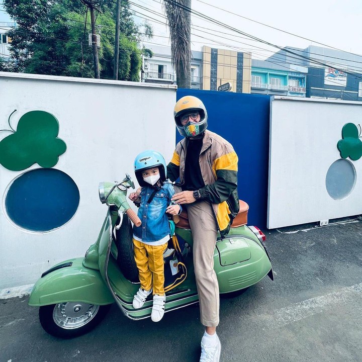 <p>Ricky Harun kerap menuruti permintaan sang anak yang ingin di antar ke sekolah naik motor. Keduanya terlihat kompak mengenakan helm, lho. "Ingin diantar sekolah naik vespa katanya," ucap Ricky Harun. (Foto: Instagram: @rickyharun)</p>