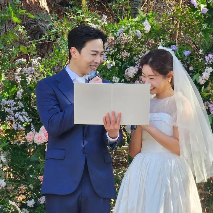 <p>Potret Sojin dan Lee Dong Ha ketika mengucap janji pernikahan ramai menjadi bahan perbincangan nih, Bunda. Momen haru nan membahagiakan ini ikut dirasakan oleh para penggemarnya. (Foto: Instagram @yura_936)</p>