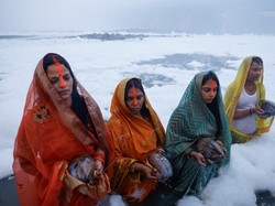 Iyuh! Sambut Festival Dewa Matahari, Sungai Suci di India Dipenuhi Busa