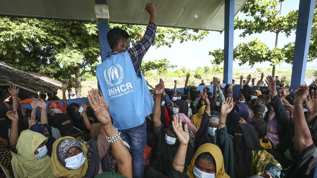 Menko Polhukam Mahfud MD mengatakan pemerintah tengah mencari tempat untuk menampung imigran Rohingya yang bergelombang datang ke sejumlah pesisir Aceh.