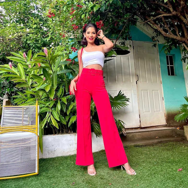 <p>Sebelumnya ia sempat menempuh pendidikan di La Salle Managua Pedagogical Institute. Di sana ia memenangkan kontes kecantikan Miss Lasallista. Hal ini yang kemudian mengawali ketertarikannya pada kontes kecantikan. (Foto: Instagram @sheynnispalacios_of)<br /><br /><br /></p>