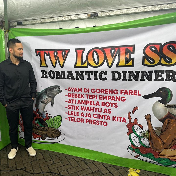 <p>Momen berharga ini tentunya dibuat berkesan oleh Teuku. Berbeda dari yang lain, ia mengajak sang istri untuk makan malam romantis di warung pinggir jalan. (Foto: Instagram @shireensungkar) <br /><br /><br /></p>
