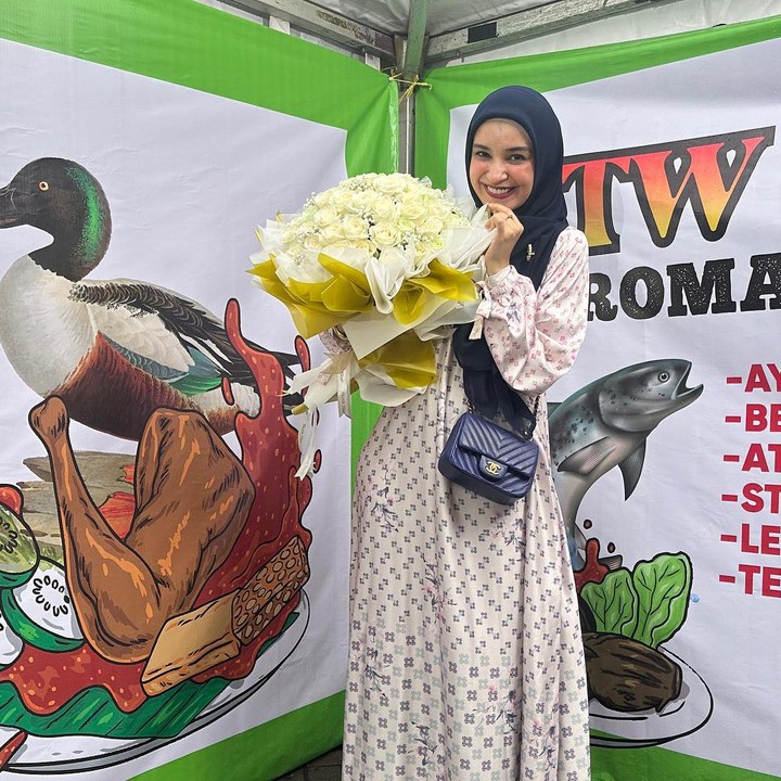 <p>Shireen Sungkar dan Teuku Wisnu menikah pada 17 November 2013, Bunda. Belum lama ini, keduanya merayakan ulang tahun pernikahan ke-10 tahun, lho.(Foto: Instagram @shireensungkar) <br /><br /><br /></p>