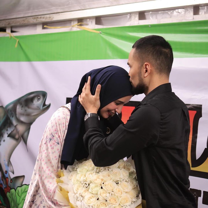 <p>Meski sederhana, bunda tiga orang anak ini mengaku sangat senang dan bersyukur. Dalam kesempatan yang sama, ia juga meninggalkan doa untuk sang suami. "Makasii abiii semoga selalu Allah berkahi dan jaga selalu," ujarnya. (Foto: Instagram @shireensungkar) <br /><br /><br /></p>