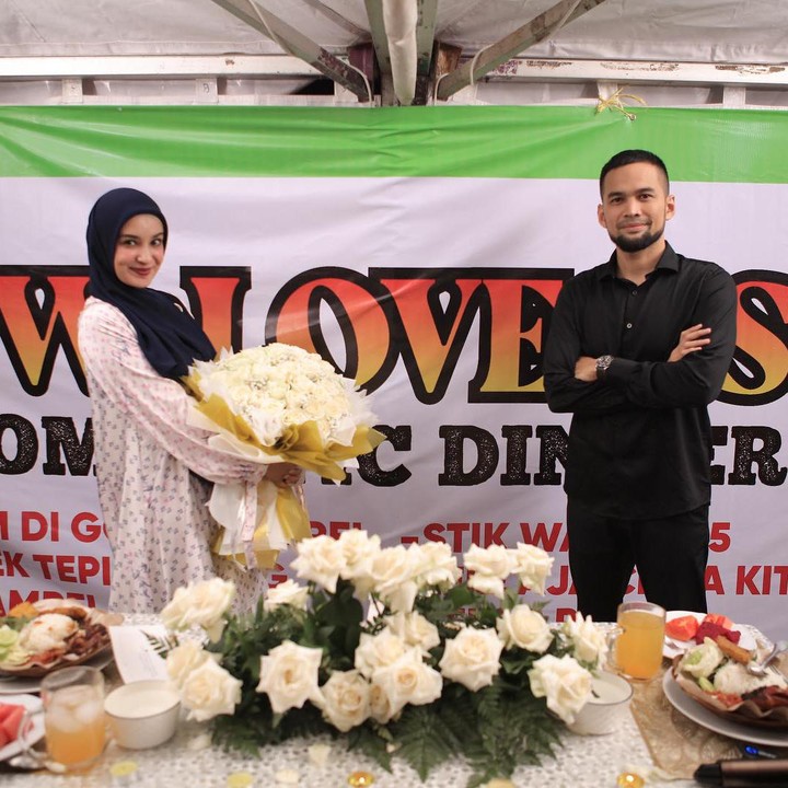 <p>Romantis sekaligus unik ya, Bunda? Kita doakan, semoga rumah tangga mereka langgeng dan bahagia, ya. (Foto: Instagram @shireensungkar)</p>