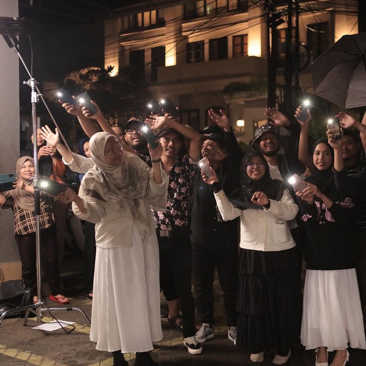 <p>Momen tersebut dibagikan Shireen dalam akun Instagramnya. Diketahui, keduanya melakukan romantic dinner di warung pecel lele dan ayam. "Makasi abi buat surprise romantic dinner nya yang lawak ini. Di pecel ayam deket kantor ditontonin karyawan ama warga. Emang suami ku," ujarnya melalui akun @shireensungkar.(Foto: Instagram @shireensungkar) <br /><br /><br /></p>