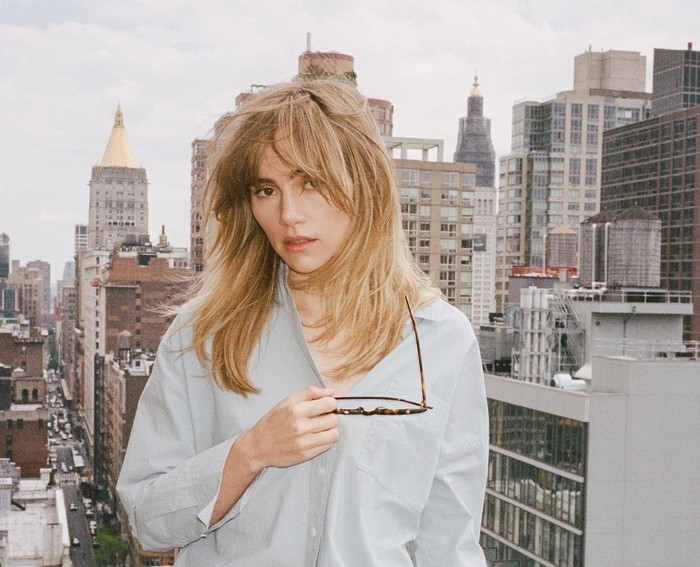 Kabar Bahagia! Suki Waterhouse Hamil Anak Pertama Bersama Robert