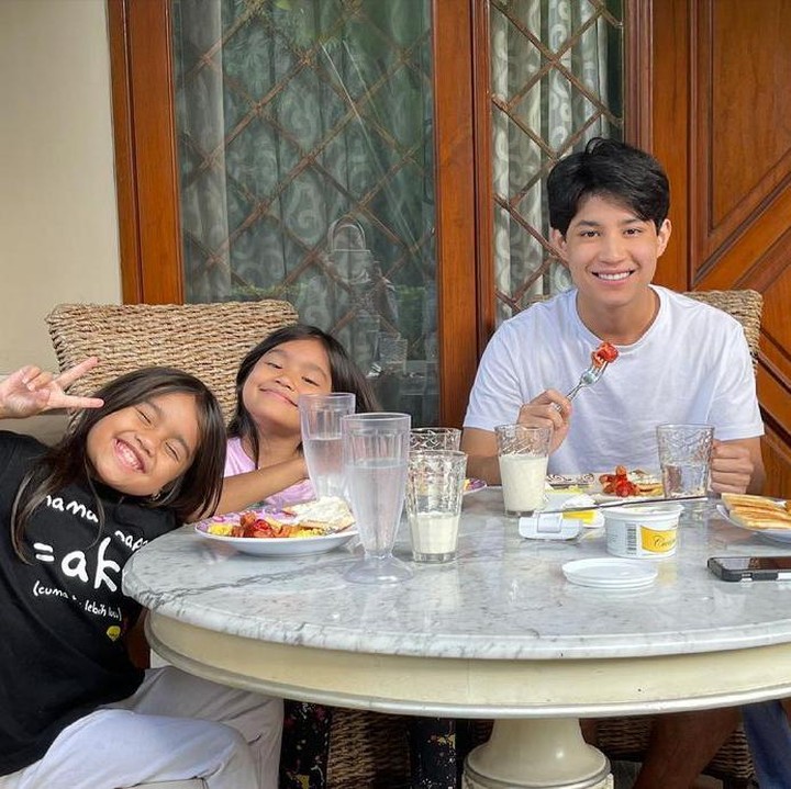 <p>Teuku Rassya merupakan anak dari artis ternama Tamara Bleszynski dan Teuku Rafly, Bunda. Setelah kedua orang tuanya berpisah, sang Ayah pun meminang seorang wanita bernama Nurah Syahfirah. (Foto: Instagram: @teukurassya)</p>