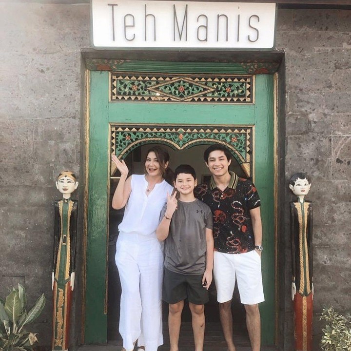 <p>Selain bermain dengan adik-adik sambung dari sang Ayah, Rassya juga menyempatkan waktu untuk bergaul adik sambungnya dari sang Ibunda, Kenzou Lion Bleszynski Lewis. Ketiganya sering bepergian bersama, lho. (Foto: Instagram: @teukurassya)</p>
