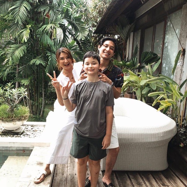 <p>"Anak-anak Mama," tulis Rassya pada laman Instagram-nya kala mengunggah potretnya bersama Kenzou dan sang Ibunda. (Foto: Instagram: @teukurassya)</p>