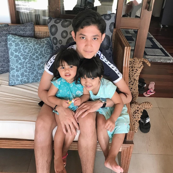 <p>Ketiga anak Teuku Rafly dan Nurah pun sangat dekat dengan sang kakak sambung. Dalam beberapa kesempatan, Rassya terlihat mengunggah potretnya bersama adik-adiknya ini. (Foto: Instagram: @teukurassya)</p>