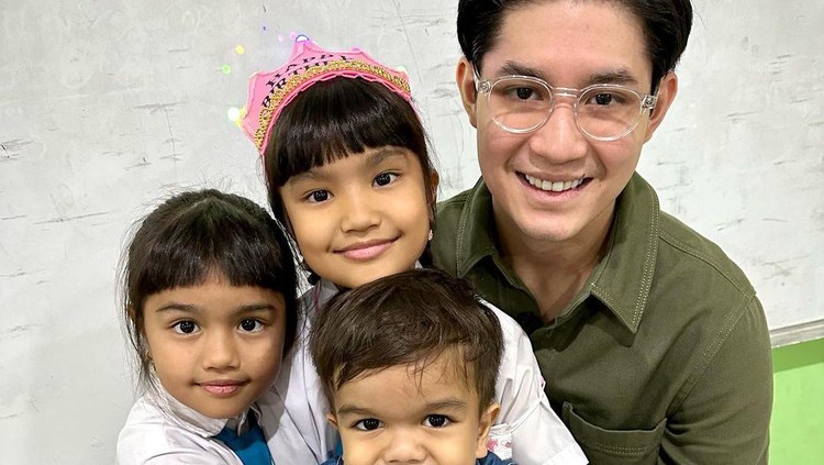 Teuku Rassya dengan Adik Sambung