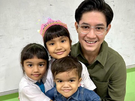 Terpopuler: Potret Teuku Rassya Putra Tamara Bleszynski dengan Adik-adik Sambung