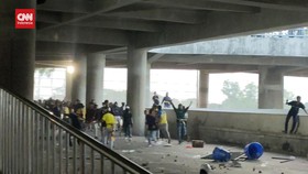 VIDEO: Kalah Dari Deltras, Supporter Gresik United Lempari Batu Polisi