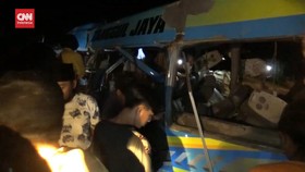 VIDEO: Kereta Api Probowangi Tabrak Minibus di Lumajang, 11 Tewas