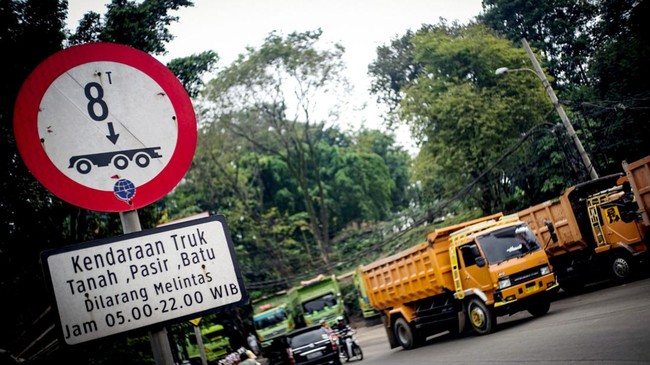 Sopir truk tambang menggelar demo di Parung Panjang, Bogor, buntut peraturan bupati yang baru.