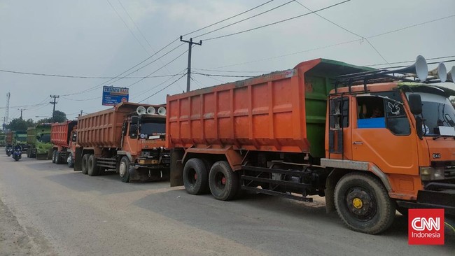 Sudah bertahun-tahun warga Parung Panjang terancam oleh keberadaan truk tambang. Namun hingga kini tak ada solusinya.
