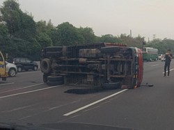 Kecelakaan Truk Melintang di Tol Jagorawi Km 4, Lalin Arah Jakarta Macet