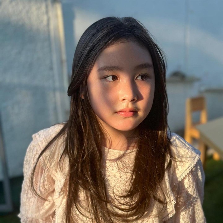 <p>Hal itu diketahui langsung dari potret terbaru sang putri yang diunggah oleh ibundanya di Instagram. Dengan rambut tergerai, pesona Eleeya berhasil memukau para netizen. (Foto: Instagram@celine_evangelista)</p>