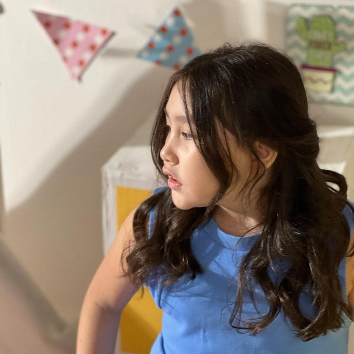 <p>Memasuki usia remaja, pesona sang putri mulai mencuri perhatian netizen. Pasalnya, tak sedikit dari mereka yang memberikan pujian kepada anak perempuan Celine satu ini. (Foto: Instagram@celine_evangelista)</p>