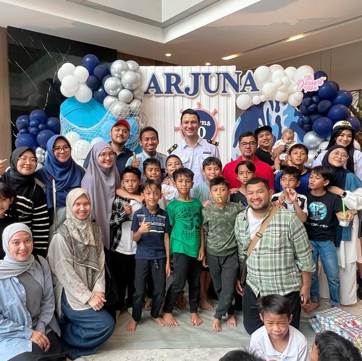 <p>Acara ini berlangsung di kediaman mereka. Dari potret yang terlihat, Titi Kamal dan Christian Sugiono turut mengundang teman-teman Juna hingga orang terdekat keluarga mereka.(Foto: Instagram @titi_kamall)<br /><br /><br /></p>