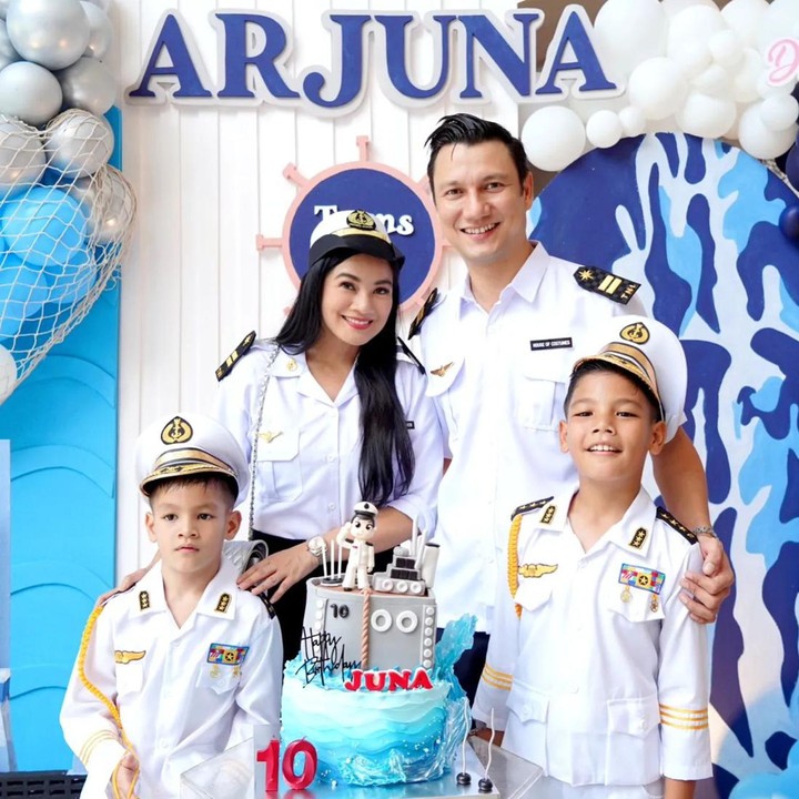 <p>Pasangan Titi Kamal dan Christian Sugiono baru saja membuat perayaan ulang tahun untuk putra sulung mereka, Arjuna Zayan Sugiono. Diketahui, Juna kini sudah berusia 10 tahun, Bunda. (Foto: Instagram @titi_kamall)<br /><br /><br /></p>
