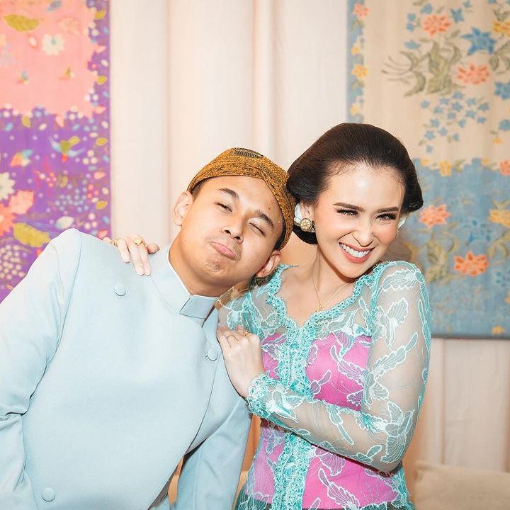 <p>Artis Ayushita belum lama ini menjalani prosesi langkahan adat Jawa untuk menghantarkan adiknya, Wira Natanegara, ke pelaminan. Proses ini dilakukan seorang adik yang akan menikah terlebih dahulu dan melangkahi kakaknya. (Foto: Instagram @ayushita)</p>