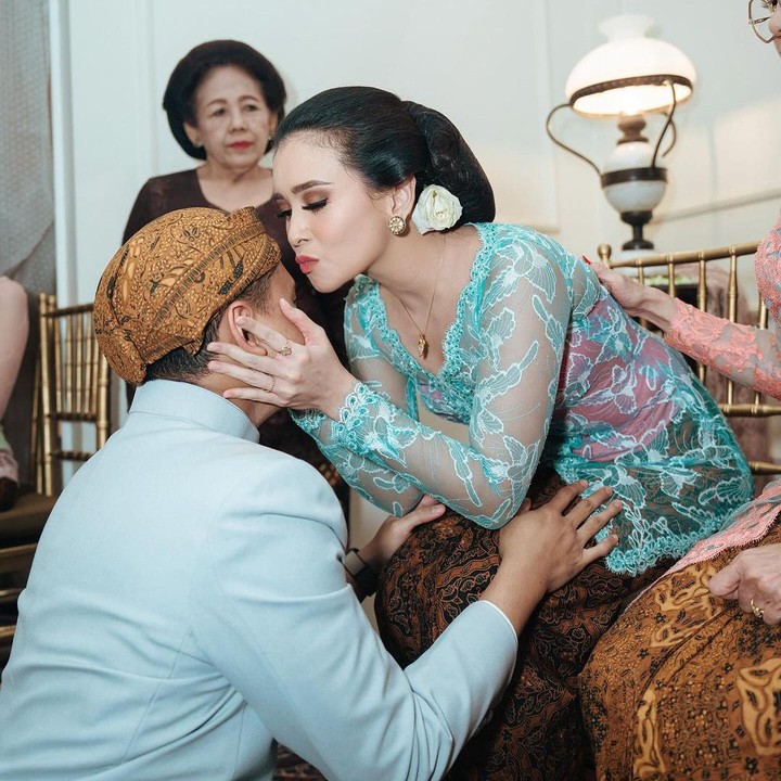 <p>Dalam satu momen, tampak Wira Natanegara melakukan sungkem dengan sang kakak. Rona bahagia terlihat di wajah Ayushita saat sang aduk meminta izin untuk menikah dengan wanita pujaannya. (Foto: Instagram @ayushita)</p>