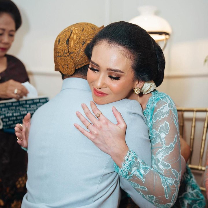 <p>Dalam unggahan di Instagram, Ayushita membagikan ceritanya saat pertama kali menantikan kelahiran adiknya di tahun 1995. Melalui unggahan ini, Ayushita juga memberikan doa dan restunya untuk sang adik yang akan menikah. "Pangestuku mengiringi langkahmu, I Love You, Gusti Allah Amberkahi," tulisnya. (Foto: Instagram @ayushita)</p>