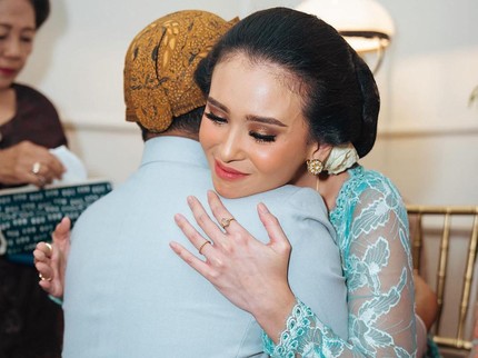 7 Potret Cantik Ayushita Antarkan Sang Adik ke Pelaminan, Didoakan Menyusul oleh Netizen