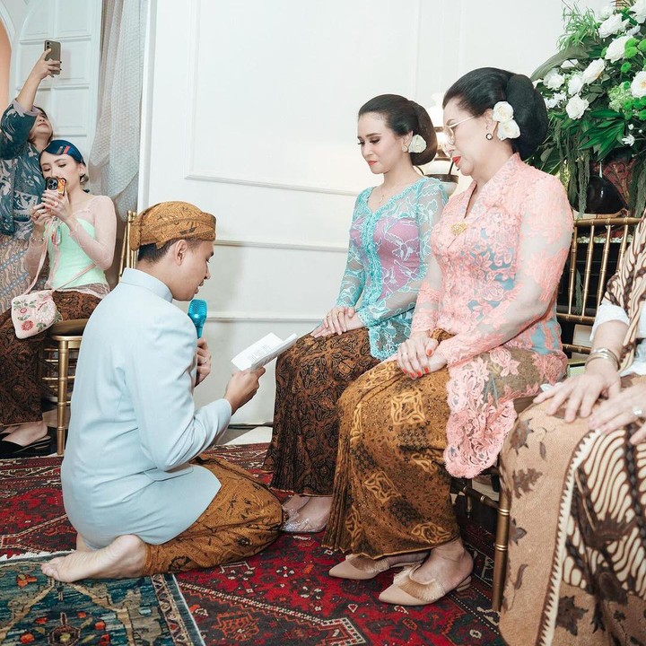 <p>Ayushita dan adiknya menjalani serangkaian prosesi langkahan, Bunda. Acara ini dilakukan sederhana dan dihadiri keluarga. (Foto: Instagram @ayushita)</p>