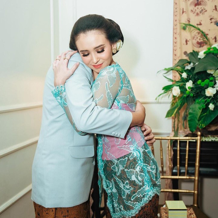 <p>Unggahan Ayushita ini menuai beragam respons dari netizen. Beberapa di antaranya mendoakan Ayushita agar segere menyusul sang adik naik pelaminan. "Semoga mb ayu segera menyusul menikah amin," tulis netizen dengan akun @ai***. (Foto: Instagram @ayushita)</p>