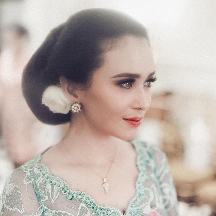<p>Ayushita tampil cantik mengenakan kebaya Jawa berwarna merah muda berpadu biru muda. Perempuan 34 tahun ini menata rambutnya dengan model sanggul Jawa, membuat penampilannya semakin cantik dan anggun. (Foto: Instagram @ayushita)</p>