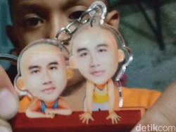 Gibran Bagikan Gantungan Kunci ke Anak-anak di Klaten, Begini Bentuknya
