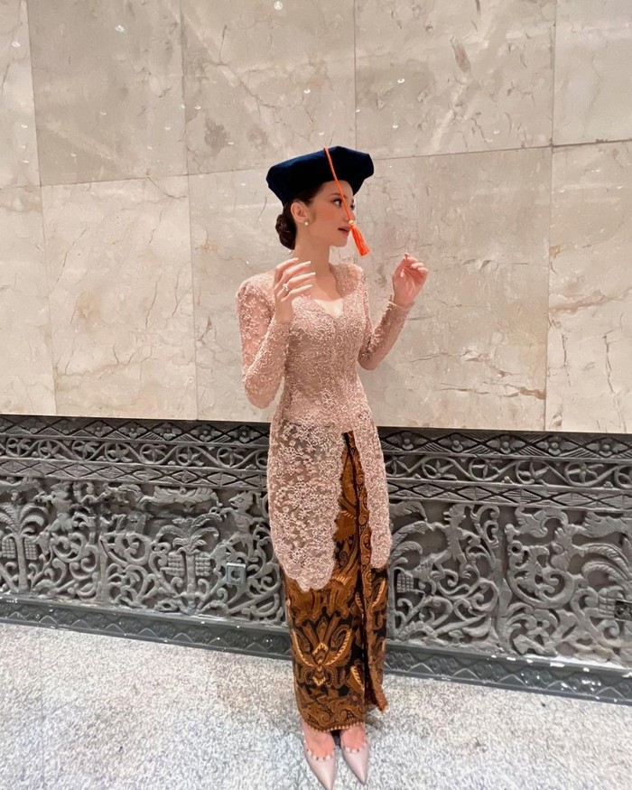 Gaya Wisuda Enzy Storia, Simple Namun Tetap Anggun