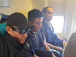 Dikawal Ketat, Christoper Penipu Jessica Iskandar Diborgol Saat di Pesawat