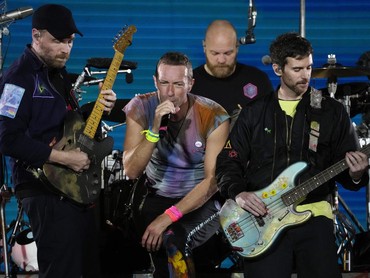 Viral Perselingkuhan di Konser, Coldplay Ingatkan Potensi Penonton Disorot Kamera